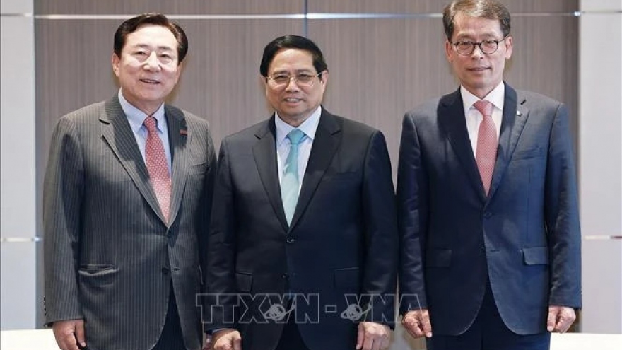 PM meets leaders of Korean economic groups in Seoul